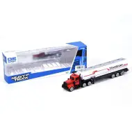 Camion cisterna con tubi metallici