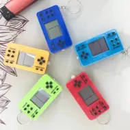 Portachiavi con mini console di gioco in diverse varianti