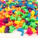 PlayBox: Set di perline animali colorati con animali infilabili di diversi colori, confezione da 250 pezzi