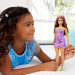 Barbie: Fashionista Amiche bambola alla moda con abito floreale e ciocche viola – Mattel