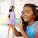 Barbie: Fashionista Amiche stilosa bambola fashion con cuffie in abito viola – Mattel