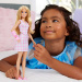 Barbie: Fashionista Amiche stilosa bambola fashion con gesso in abito rosa a quadri – Mattel